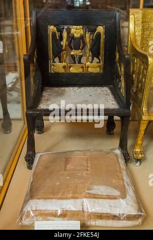 Egitto, Cairo, Museo Egizio, dalla tomba di Yuya e Thuya a Luxor : sedia in legno, dipinto e dorato. I piedi sono zampe di leone, in argento. Foto Stock