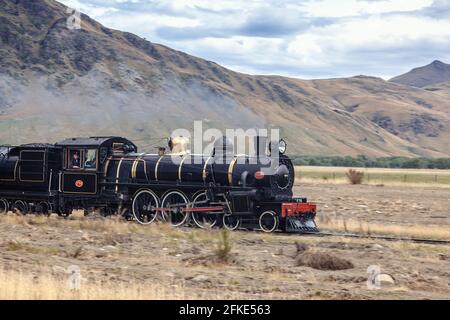 KINGSTON, VICINO AL LAGO WAKATIPU, NUOVA ZELANDA - FEBBRAIO 17 : Vista del treno a vapore Kingston Flyer a Kingston Nuova Zelanda il 17 Febbraio 2012. Un Foto Stock