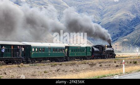 KINGSTON, VICINO AL LAGO WAKATIPU, NUOVA ZELANDA - FEBBRAIO 17 : Vista del treno a vapore Kingston Flyer a Kingston Nuova Zelanda il 17 Febbraio 2012. Uniden Foto Stock