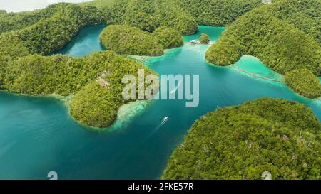Vista aerea della laguna Sugba. Bellissimo paesaggio con mare blu lagoon, Parco Nazionale, Siargao Island, Filippine. Estate viaggi e concetto di vacanza. Foto Stock