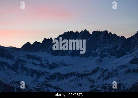 Ollomont, Valle d'Aosta (Italia): La catena del Monte Morion, al mattino presto. Foto Stock