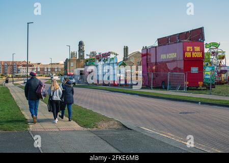 Peopel passando Hartlepool Marina fiera di divertimento a Hartlepool, County Durham, Regno Unito. Foto Stock