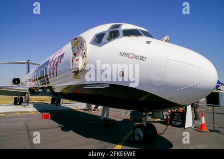 McDonnell Douglas Super Q MD 80 aereo jet liner al Farnborough International Airshow 2006. MD-82, dotato di silenziatori Super 27 Aero Foto Stock