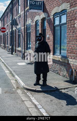 Uomo in posa con maschera di peste a Hartlepool, contea di Durham, Regno Unito Foto Stock