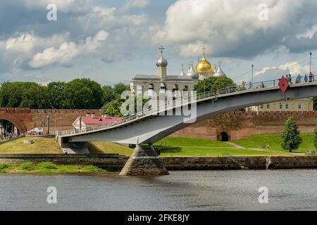 Vista del Cremlino di Veliky Novgorod sulla riva destra del fiume Volkhov. Foto Stock