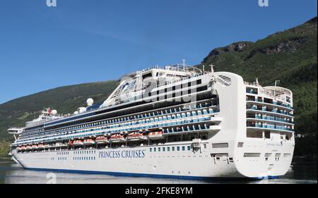 FLAM, NORVEGIA il 2019 LUGLIO: White Liner Sapphire Princess Cruises nella regione di Sogn og Fjordane con cielo blu chiaro nel caldo giorno d'estate. Foto Stock