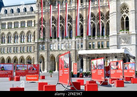 Vienna, Austria. 1 maggio 2021. Grande giornata dimostrativa il 1° maggio a Vienna. La polizia si aspetta anche diverse manifestazioni non registrate e si scorterà da diverse strade nel centro di Vienna per la sicurezza. SPÖ (Partito socialdemocratico d'Austria) evento di fronte al Municipio di Vienna. Molto piccola a causa della corona. Credit: Franz PERC / Alamy Live News Foto Stock