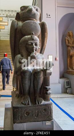 Cairo, Museo Egizio, Ramses 2 come un bambino, protetto dal dio falco Horoun. Granito, da Tanis. Nome criptografico del re: Ra Mess Sou. Foto Stock