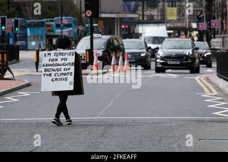 1 maggio 2021 - Newcastle-upon-Tyne, Regno Unito. Un attivista della ribellione per l’estinzione interrompe il traffico a Newcastle come parte della ribellione di un giorno di azione in tutto il Regno Unito. Descritto come "un blocco stradale a persona singola, Times 1000", il giorno d'azione di XR mira a evidenziare l'inerzia e il lavaggio a verde da parte del governo britannico. Credit: Thomas Jackson / Alamy Live News. Foto Stock