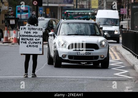 1 maggio 2021 - Newcastle-upon-Tyne, Regno Unito. Un attivista della ribellione per l’estinzione interrompe il traffico a Newcastle come parte della ribellione di un giorno di azione in tutto il Regno Unito. Descritto come "un blocco stradale a persona singola, Times 1000", il giorno d'azione di XR mira a evidenziare l'inerzia e il lavaggio a verde da parte del governo britannico. Credit: Thomas Jackson / Alamy Live News. Foto Stock