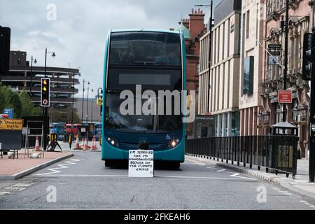 1 maggio 2021 - Newcastle-upon-Tyne, Regno Unito. Un attivista della ribellione per l’estinzione interrompe il traffico a Newcastle come parte della ribellione di un giorno di azione in tutto il Regno Unito. Descritto come "un blocco stradale a persona singola, Times 1000", il giorno d'azione di XR mira a evidenziare l'inerzia e il lavaggio a verde da parte del governo britannico. Credit: Thomas Jackson / Alamy Live News. Foto Stock