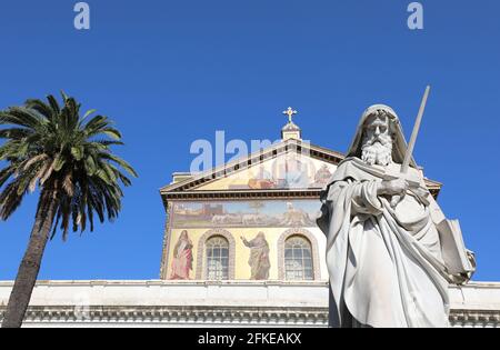 Roma, RM, Italia - 16 agosto 2020: Facciata della chiesa di San Paolo fuori le mura e la statua con la spada Foto Stock