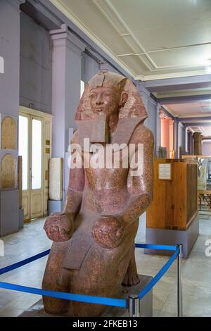 Il Cairo, Museo Egizio, la statua inginocchiata di Hatshepsut, una delle rare donne che divenne re d'Egitto. Granito, dal suo tempio a Deir el Bahari. Foto Stock