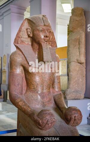 Il Cairo, Museo Egizio, la statua inginocchiata di Hatshepsut, una delle rare donne che divenne re d'Egitto. Granito, dal suo tempio a Deir el Bahari. Foto Stock