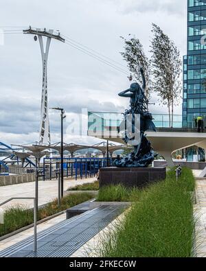 La scultura della sirena dell'artista Damien Hirst e la passerella sopraelevata ‘la marea" nella penisola di Greenwich settentrionale, Londra, Regno Unito Foto Stock