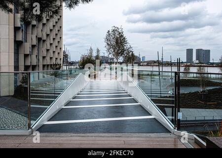 Il passaggio pedonale sopraelevato Tide collega la stazione della metropolitana di North Greenwich alle sponde orientali del Tamigi, della Greenwich Peninsula, Londra, Regno Unito Foto Stock