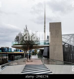 Il passaggio pedonale sopraelevato Tide collega la stazione della metropolitana di North Greenwich alle sponde orientali del Tamigi, della Greenwich Peninsula, Londra, Regno Unito Progettato da London- Foto Stock