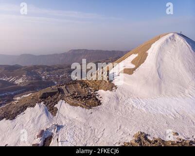 Drone aereo Alba Tiro sul Monte Nemrud: Antiche statue di dio Antiochia dove le teste sono caduti dal loro corpo al monte Nemrut, Adiyaman Foto Stock