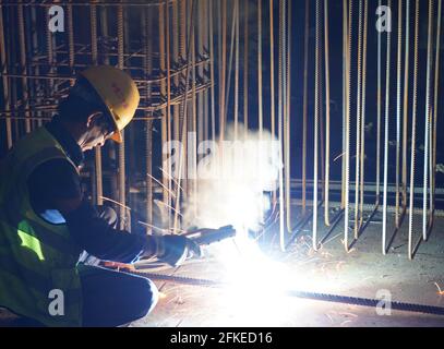 Kunming, provincia cinese di Yunnan. 1 maggio 2021. Un lavoratore salda nel cantiere di una stazione della metropolitana di Kunming linea 5 a Kunming, provincia di Yunnan, 1 maggio 2021. Persone di vari settori si attaccano ai loro posti durante la festa del Labor Day. Credit: Liang Zhiqiang/Xinhua/Alamy Live News Foto Stock