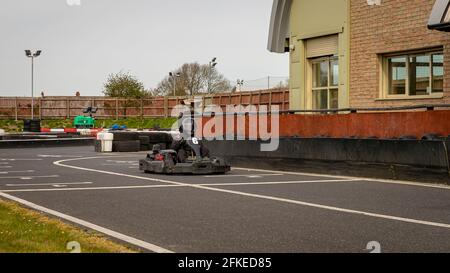 Un'immagine panoramica di un kart da corsa mentre si guida su una pista. Foto Stock