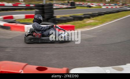 Un'immagine panoramica di un kart da corsa mentre si guida su una pista. Foto Stock