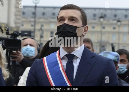 Parigi, Francia. 1 maggio 2021. Partito di estrema destra francese Rassemblement eurodeputato nazionale Jordan Bardella depone una corona di fiori di fronte a una statua di Jeanne d'Arc (Giovanna d'Arco) a Parigi il 1 maggio 2021. Foto di Georges Darmon/Avenir Pictures/ABACAPRESS.COM Credit: Abaca Press/Alamy Live News Foto Stock