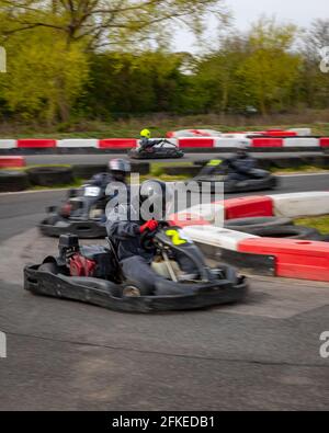 Un'immagine panoramica di un kart da corsa mentre si guida su una pista. Foto Stock