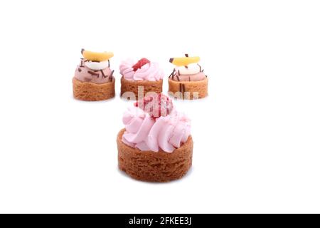 mini torte isolate su sfondo bianco Foto Stock