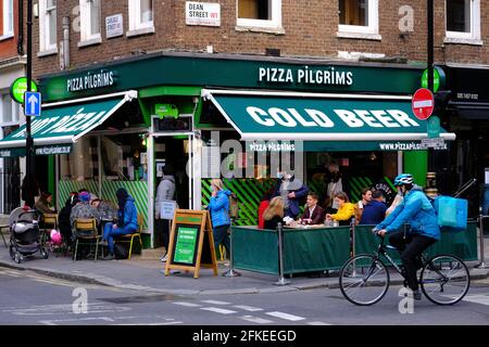 I bar e i ristoranti del West End si aprono ai clienti, e i clienti, dopo la pandemia, le restrizioni vengono lentamente revocate, Londra, Regno Unito Foto Stock