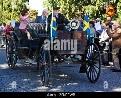 La regina Silvia e il re Carl XVI Gustaf visitarono Åtvidaberg, Svezia, sotto l'Eriksgata del re dopo 40 anni sul trono. Foto Stock