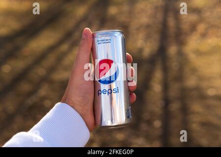 Tyumen, Russia-26 aprile 2021: Pepsi può logo primo piano senza zucchero in mano su uno sfondo sfocato. Fuoco selettivo Foto Stock