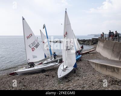 Sidmouth, Devon, 1 maggio 2021 la gente preparava il loro dinghy craft per un evento di vela a Sidmouth, Devon su una giornata calma e nuvolosa, e relativamente vento-libero sulla costa Jurassic. Foto Stock