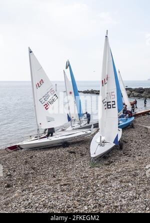 Sidmouth, Devon, 1 maggio 2021 la gente preparava il loro dinghy craft per un evento di vela a Sidmouth, Devon su una giornata calma e nuvolosa, e relativamente vento-libero sulla costa Jurassic. Foto Stock