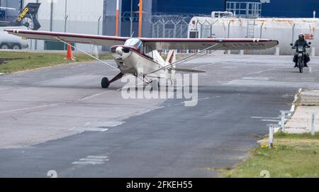 North Weald Airfield, Essex, Piper PA-12 Super Cruiser G-CIUM sulla Taxiway. Foto Stock