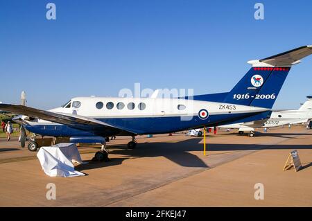 Royal Air Force, RAF, Beechcraft B200 Super King Air Plane ZK453 con 90° anniversario 45 sqm di marcature coda a RAF Fairford per il RIAT Airshow, 2006 Foto Stock