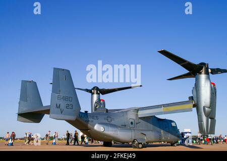 Bell Boeing MV-22B rotore inclinabile Osprey in esposizione al RIAT Airshow. VERSIONE US Marine Corps del design V-22. Schema di vernice metallizzata iniziale. RAF Fairford Foto Stock