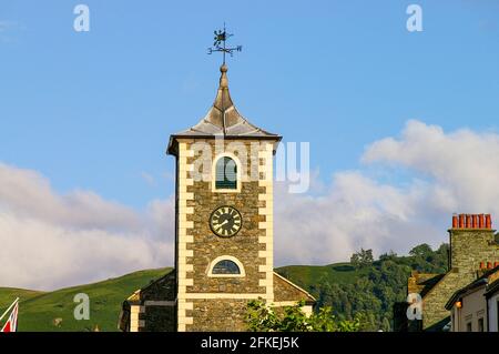 Torre dell'Orologio di Moot Hall, che ospita il Centro informazioni Keswick in Main Street, Keswick, Cumbria, nel Distretto dei Laghi. Edificio classificato di grado II Foto Stock