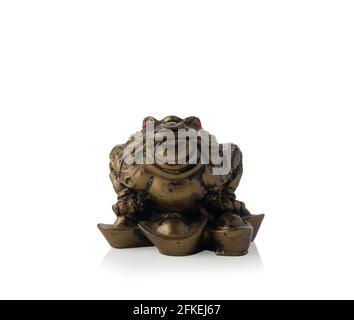Cinese Feng Shui fortuna denaro rana con moneta isolato su sfondo bianco. Monete di rana di bronzo asia cina simbolo cultura denaro metallo giallo religione chi Foto Stock