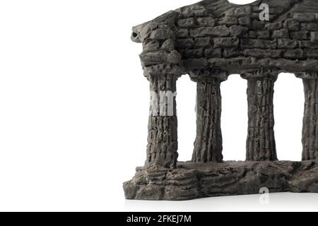 Decorazione decorativa sotto forma di colonne antiche e antiche nell'acquario. Isolato su sfondo bianco. Design degli interni Aquarium. Struttura del materiale Foto Stock