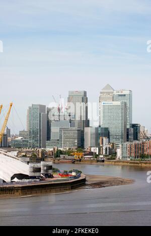 LONDRA - MAGGIO 26: London Skyline, vista dalla funivia Emirates Air Line, aperta a Giugno 2012, gestita da TFL, che inclina i grattacieli di Canary Wharf, dall'altra parte Foto Stock