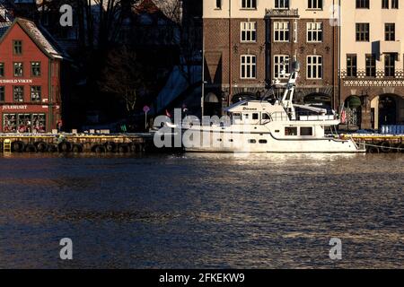 Bryggen, il vecchio porto interno di Bergen, Norvegia. Imbarcazioni da diporto, lo yacht 52' Dirona ormeggiato Foto Stock