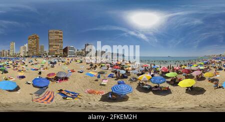 Visualizzazione panoramica a 360 gradi di Spiagge nella sabbia di playa levante in una calda giornata estiva, Benidorm, provincia di Alicante, Comunidad Valenciana, Spagna