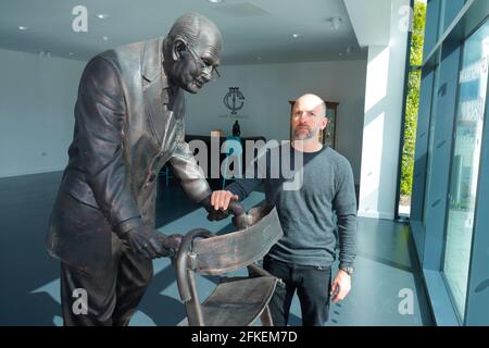 Lo scultore Tony Clark con la sua statua in resina del tardo Sir Captain Thomas Moore che ha raccolto oltre £30 milioni di sterline Per il sistema NHS Foto Stock