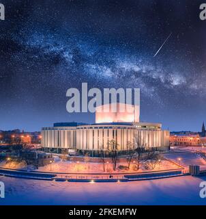 Architettura in Polonia di notte. Via Lattea sull'Opera Nova a Bydgoszcz, Polonia, Europa. Foto Stock