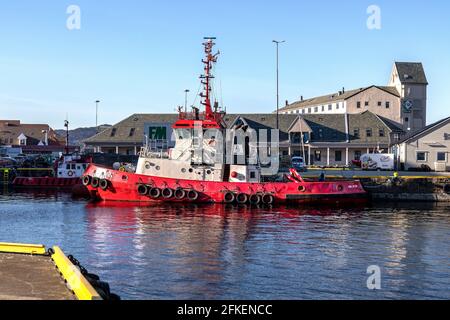 Rimorchiatore Bjønn (Bjoenn) ormeggio in banchina Tollboden, nel porto di Bergen, Norvegia. Foto Stock