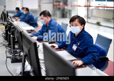 (210501) -- PECHINO, 1 maggio 2021 (Xinhua) -- li Yan (1° R) monitora il funzionamento delle attrezzature in uno stabilimento della filiale Jilin della China National Petroleum Corporation (CNPC) a Jilin, nella provincia di Jilin, nel nord-est della Cina, 20 aprile 2021. Con il titolo di National Model Worker, li lavora in azienda da 25 anni dal 1996. La capacità annuale di raffinazione del petrolio della filiale ha raggiunto i 10 milioni di tonnellate. La Giornata internazionale dei lavoratori, nota anche come giorno di maggio, si celebra il 1° maggio in Cina. Ritratti di modelle operatrici di Liaoning, Heilongjiang e Jilin, sono stati dipinti da fotografi di Xinhua N. Foto Stock