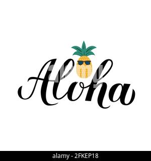 Calligrafia Aloha pennello scritte e cartoni animati ananas. Concetto di vacanze estive. Frase di lingua hawaiana scritta a mano Ciao. Modello vettore per il registro Illustrazione Vettoriale