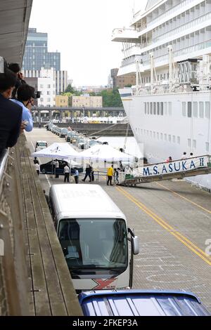 Kanagawa, Giappone. 01 Maggio 2021. Asuka II, la più grande nave da crociera in Giappone, ha confermato che un passeggero è stato infettato con Covid-19 durante la navigazione, ha smesso di navigare, e tornato al porto di Yokohama. I passeggeri sono sbarcati il 1° maggio 2021 a Kanagawa, Giappone. (Foto di Kazuki Oishi/Sipa USA) **Japan out** Credit: Sipa USA/Alamy Live News Foto Stock