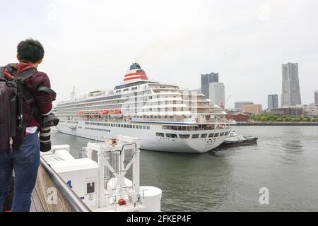 Kanagawa, Giappone. 01 Maggio 2021. Asuka II, la nave da crociera più grande del Giappone, ha confermato che un passeggero è stato infettato con Covid-19 durante la navigazione, e la nave è stata fermata e restituita al porto di Yokohama. Il 1 maggio 2021 a Kanagawa, Giappone. (Foto di Kazuki Oishi/Sipa USA) **Japan out** Credit: Sipa USA/Alamy Live News Foto Stock