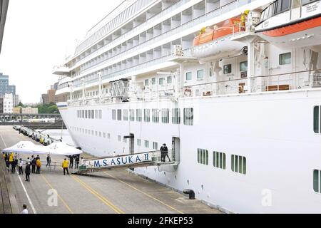 Kanagawa, Giappone. 01 Maggio 2021. Asuka II, la più grande nave da crociera in Giappone, ha confermato che un passeggero è stato infettato con Covid-19 durante la navigazione, ha smesso di navigare, e tornato al porto di Yokohama. I passeggeri sono sbarcati il 1° maggio 2021 a Kanagawa, Giappone. (Foto di Kazuki Oishi/Sipa USA) **Japan out** Credit: Sipa USA/Alamy Live News Foto Stock